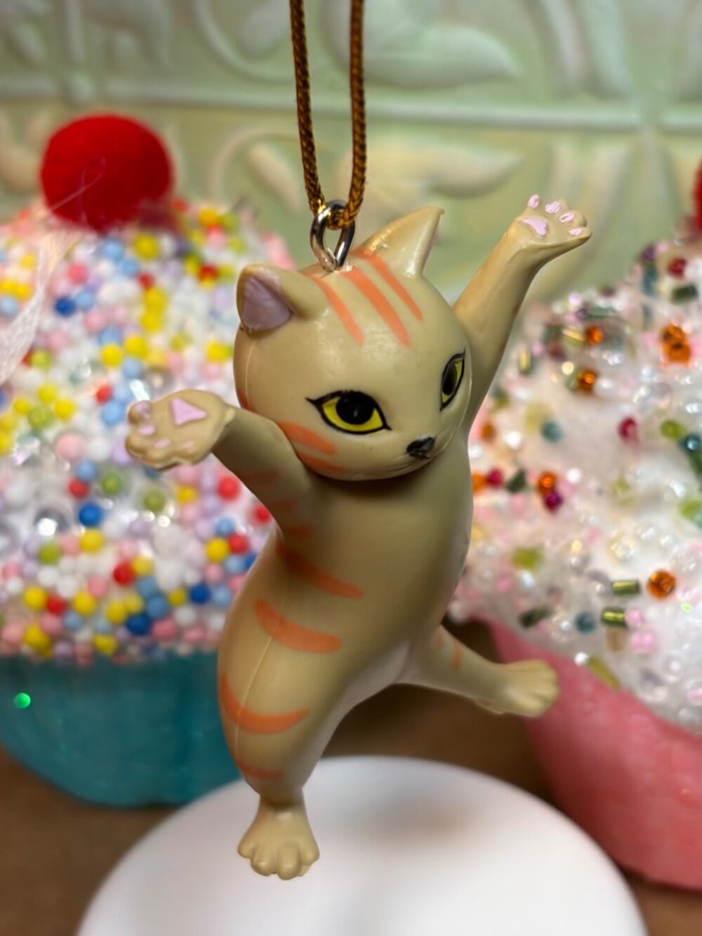 Stretching Cat Figurine Christmas Tree Ornament Beige With Orange Stripes Sf - Picture 6 of 10